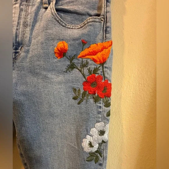 LEVI’S Floral Embroidered Women's Jeans - Picture 4 of 8
